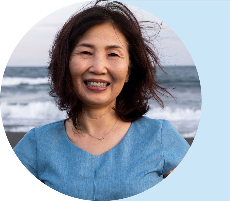 Brightly-how-it-works-happy-lady-in-her-60s-at-the-beach-orange-mobile